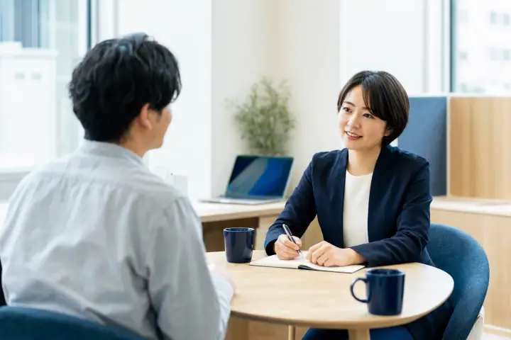 求職者と面談する人材紹介会社の担当者