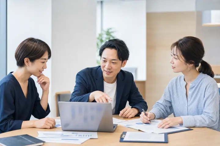 チームで打ち合わせをする人材紹介会社の担当者たち