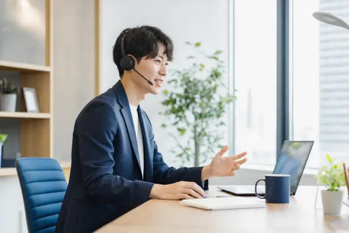 電話で企業と話す人材紹介会社の担当者